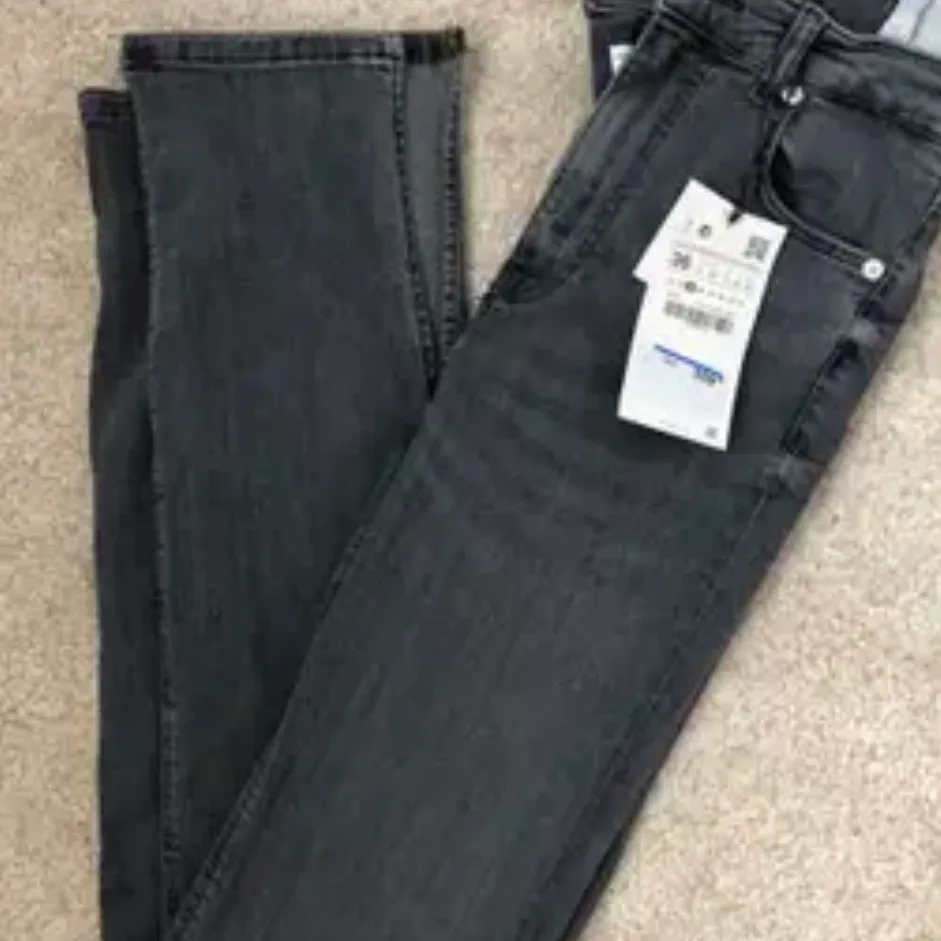 Jeans med slits, skit snygga, från Zara, använda en del men ser ut som nya, är 160 cm och de passar mig perfect🥰 frakt tillkommer på 89kr. Högsta bud: 300kr. Jeans & Byxor.