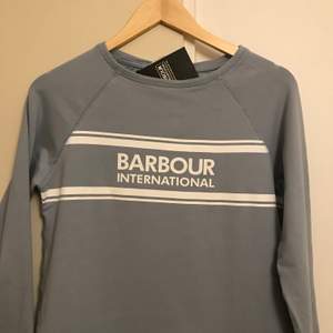 Oanvänd BARBOUR tröja i iceblue färg, i storlek 36-38. Betalt runt 700kr i Väla. För fler info skriv bara 🤗