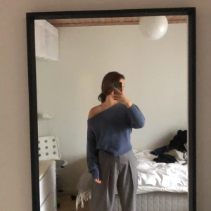 stickad off shoulder NA-KD  - en superfin stickad/ virkad off shouldertröja från NAKD. En superfint blågrå färg. Kommer inte till användning och hoppas att den kan få ett nytt hem! Storlek S, men passar iallafall upp till M 🤍 Lös och pösig modell som är lite tajtare vid händerna och vid midjan 🤍