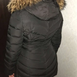 Hollies jacka  - Säljer nu min långa hollies pälsjacka. Säljer den pga jag har köpt ny. Nypris är 4000 mitt pris 1250kr. Skicka pm för mer bilder och info. 