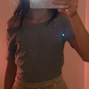 Grå tröja:) - En grå tröja ifrån lager 157,använd fyra gånger🙂