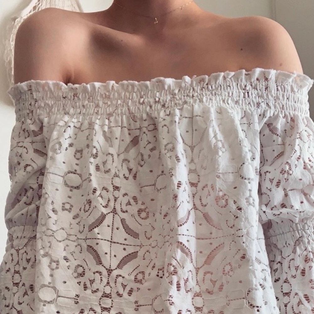 En jättefin vit off the shoulder spetstopp från ZARA. Den har trekvarts-ärmar med volanger och är verkligen jättefin! Använd cirka 2 gånger för väldigt länge sedan. Står att det är storlek M men passar mig som är en XS jättebra. Priset kan diskuteras!. Toppar.