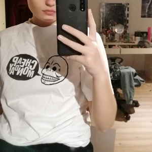 T-shirt - Oanvänd Cheap monday t-shirt, storlek XXS men sitter som en XS, 50kr+ frakt