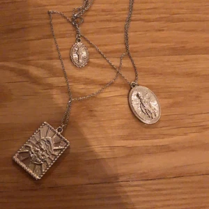 tre i etthalsband - snyggt halsband med tre sammanhängande kedjor med  olika berlocker, guld. lite trassligt men med tålamod så går det (: