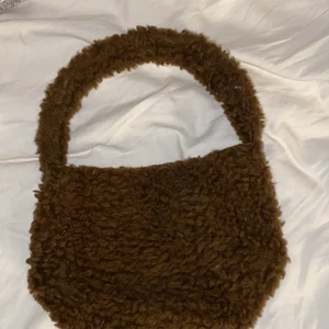Super fin brun minibag! - Super fin fluffig minibag i färgen brun! Har ni frågor svarar jag gärna på de!