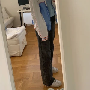 Zara Jeans Gråa Full Length - Säljer dessa jättesnygga mörkgråa jeans från Zara. Storlek 36. Väldigt populära och sitter perfekt i längd för mig som är ca 175 cm. Säljer pga av för stora i midjan!