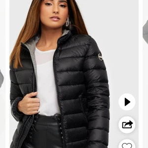 Colmar jacka - Säljer nu min colmar jacka, pga att jag vill köpa en annan. Den är i ett jättefint skick och passsar perfekt som vinter och höst jacka, den är i storlek 44 (Italiensk storlek) vilket motsvarar storlek M/38. Den är köpt ny på johnells för 5000kr förra året. Buda men kommer inte att säljas under 2000kr, skriv för fler bilder.💕