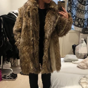 Ny Fuskpäls H&M  - Fuskpäls stl M från hm. Aldrig använd. Nypris 800