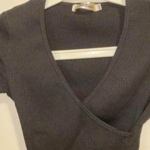 Festlig tröja  - En festligare tröja med lite detaljer, väldigt skön material och tajt. Riktigt snygg vid brösten 