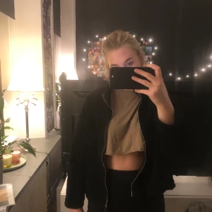 Teddy jacka/kofta - En teddyjacka/kofta från JC. Storlek S och säljs för 150kr inkl frakt