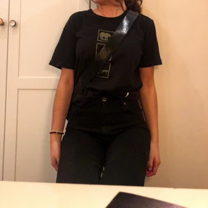 Snygg T-shirt  - En skitsnygg T-shirt som har coolt tryck!! Kommer från GILL och är i jättebra kvalitet. Funkar perfekt till vardags. (Frakt tillkommer) 