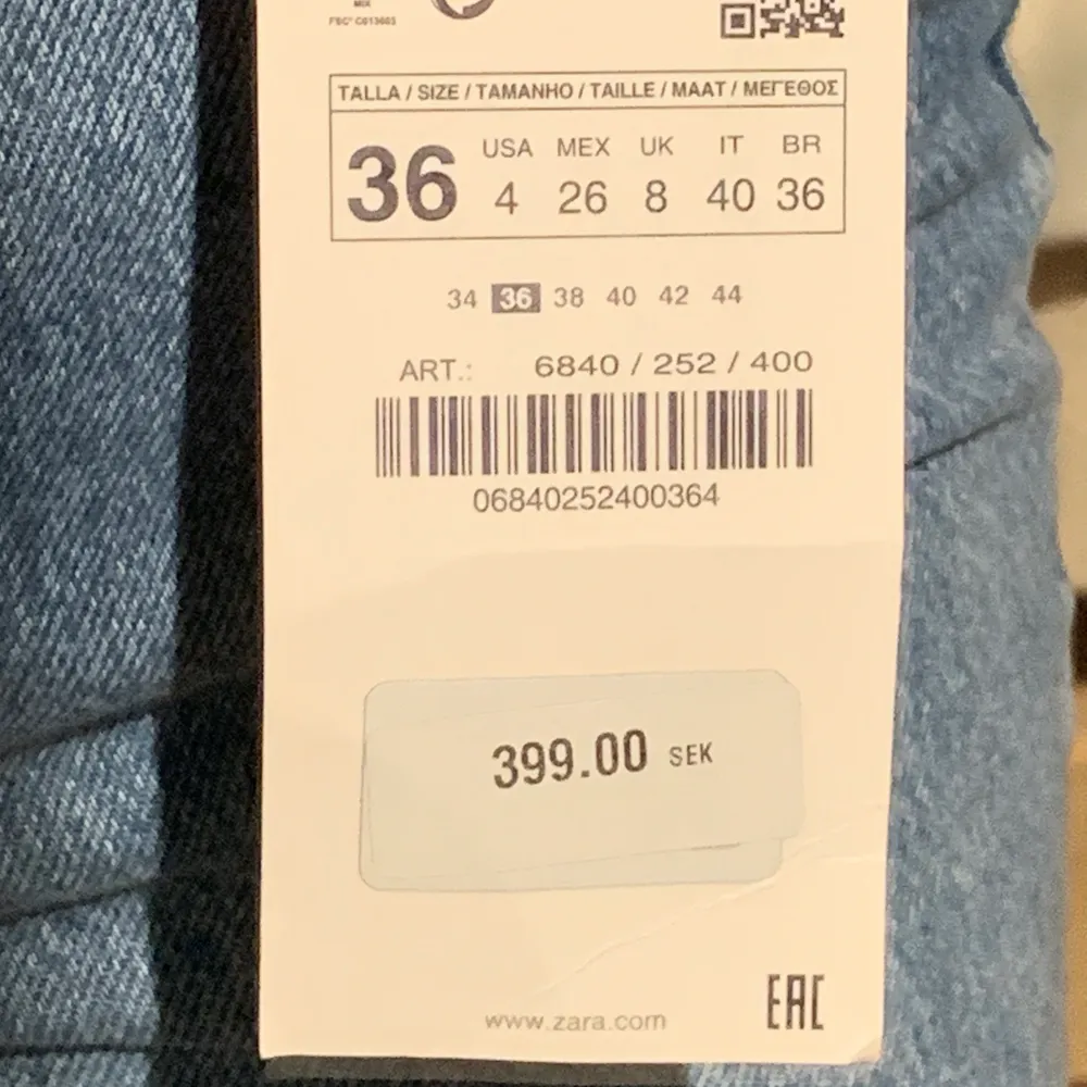 Precis köpta från Zara så inte använt en enda gång! klippt jeansen så de ska passa mig som är ca 167 cm. 💕 Inköpta för 399kr men pga justeringen sänkt priset till 300kr ink. frakt! (Ps. Lite ljusblåare i verklighet, kan skicka bild på färgen vid begär) 💛. Jeans & Byxor.