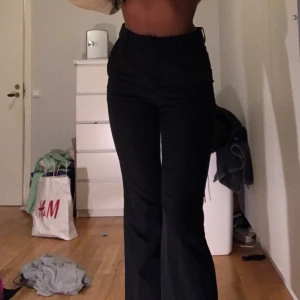 Kostymbyxor från Bikbok  - Säljer dessa skit fina kostymbyxor från bikbok, jag har använt de runt 5 gånger men tyvärr var de för korta o därför säljer ja dem eftersom jag redan hade tagit av lappen på byxorna o kunde då inte lämna tillbaka. Jag är 170 cm så de skulle nog passa nån som är mellan 160-168. BUDGIVING I KOMENTARERNA SOM AVSLUTAS NU PÅ TORSDAG ❤️