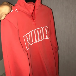 Storlek S - Säljer min fina röda Puma sweatshirt som jag använt ett par gånger. Säljer den då jag har en liknade o behöver ej två!! Supersnygg o i bra skick. Köpte den för 600 kr. Skriv vid intresse 💕