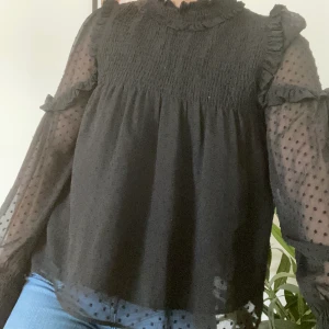 Svart blus - Svart blus från Zara med små prickar som detaljer