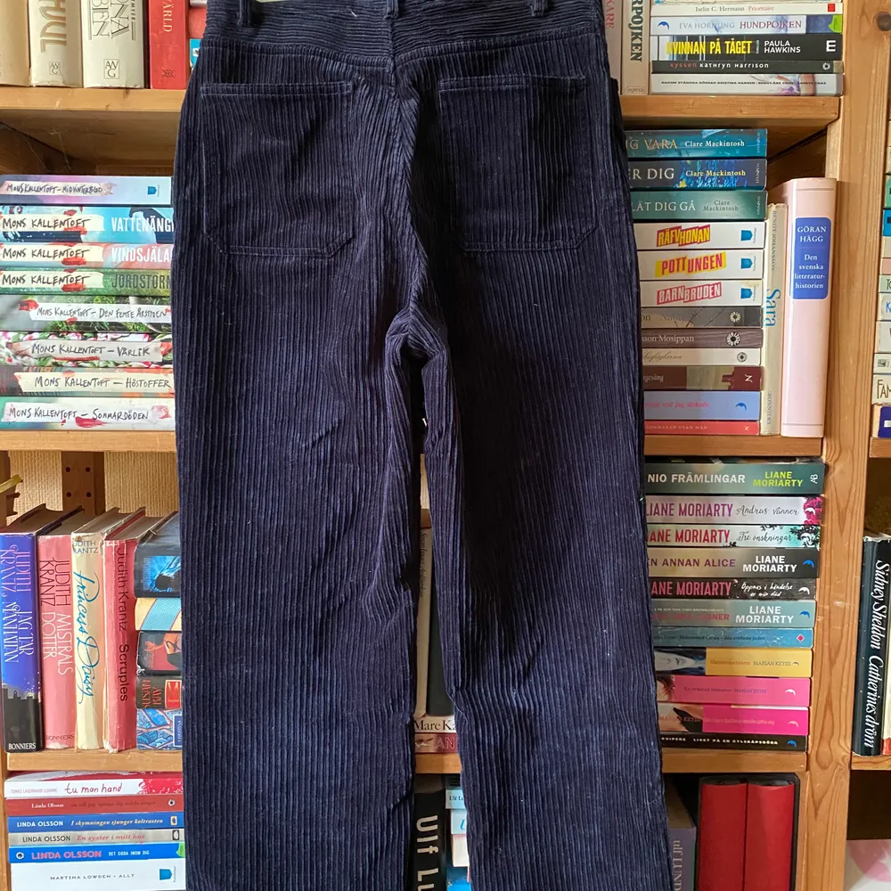 Ett par jättefina mörkblåa manchesterbyxor från Monki! Raka i modellen! Stretchiga och såå bekväma :)). Jeans & Byxor.