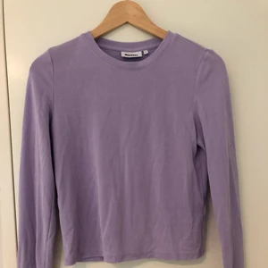 Pastell-lila tröja från weekday - Trendig supersnygg ribbad ljuslila tröja från weekday. Jättefint skick. Storlek S. 100kr+frakt. OBS endast seriösa köpare