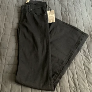 Lee - Helt oanvända och snygga bootcut jeans som inte passar längre från Lee i storlek W:26 och L:31! Priset kan diskuteras, kan mötas upp i Stockholm samt att frakt ingår:)