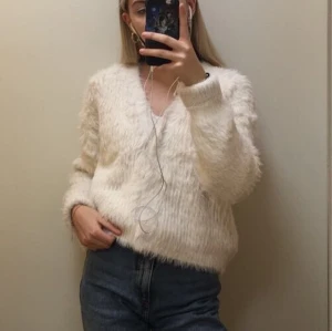 Päls kofta - Väldigt tjock päls kofta som är väldigt mjuk. Använd mycket för några år sen men använder knappt längre. Tar frakt.