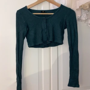 grön topp - jätte bekväm topp från urban outfitters. säljer pga används inte längre !