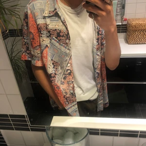 Vintage Skjorta - Vintage Skjorta. Lös pasform. Sitter som storlek M-L. Möts i Malmö och tar Swish! Står ej för frakt!