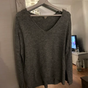 Stickad tröja - Super fin & mysig tröja från hm! Används inte längre därför säljer jag den.