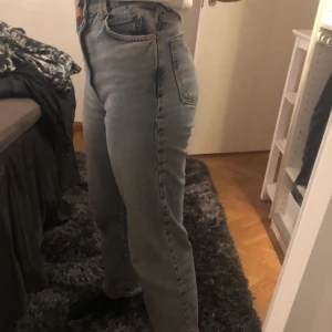 Zara jeans - Jag säljer mina ljusblåa jeans som sitter hyfsat tajt runt låren och lösare ner till knäna från Zara (mom jeans). Jag är 170 cm och dessa är några cm för korta för mig. Jag köpte dem för ca 400kr. Har använt dem några gånger men inte på länge!