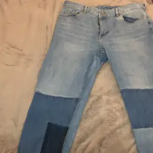 Barrel formade jeans i stl M/L med snygga detaljer, tighta i midjan snyggt placerade bakfickor 