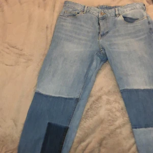 Jeans med detaljer  - Barrel formade jeans i stl M/L med snygga detaljer, tighta i midjan snyggt placerade bakfickor 