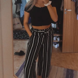 Byxor - Byxor från New yorker lite kortare i nere vid benen, jättesköna byxor som är utsvängda nedtill benen. Använd 1 gång