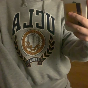 vintage hoodie - säljer en college hoodie pga att hoodien har inte kommit till användning, hoodien är i storlek M-L (klippte bort lappen för att det var obekvämt) skriv privat för frågor eller fler bilder❤️ frakt tillkommer<3 budet ligger på 130+ frakt