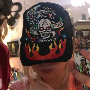 Ed Hardy keps. - En fin Ed Hardy keps från humana. Den är fin jag använder bara aldrig keps.