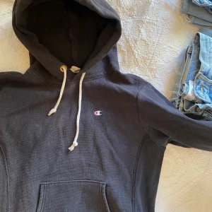 Champion hoodie  - Hoodie från champion i stl S unisex. Jättebra skick och kvalité som på alla Champions kläder!🥰Kan mötas i Hudiksvall/Gävle annars fraktar jag mot kostnad. 