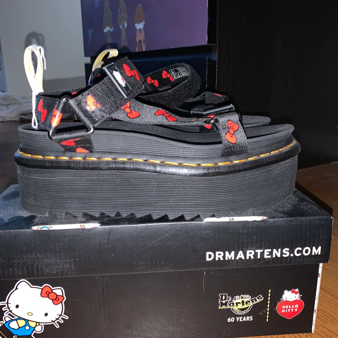 HELLO KITTY DR MARTENS - 90