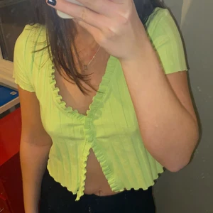 Bershka topp - Såå fin topp från Bershka köpt på Zalando där den inte finns kvar att köpa! Två knappar som går att knäppa upp håller ihop tröjan i mitten. Använd fåtal gånger💚