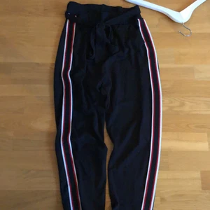 trackpants - svarta trackpants med knytskärp, väldigt sköna och har tidigare använts som mjukisbyxor