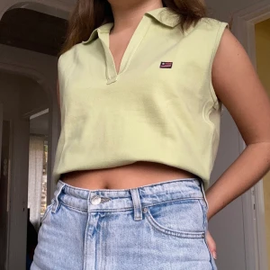 Väst - Jättefin pistagegrön väst med krage och en liten broderad amerikansk flagga på bröstet. Det står L som storlek men passar snyggt på mig som bär S och är 160cm. Obs på första bilden har jag stoppat in tröjan i bh:n! Köparen står för frakt!