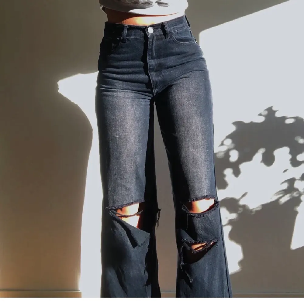 Sjukt snygga jeans som tyvärr är för stora. Köpta här på plick, förra ägarens bilder! Storlek 38. . Jeans & Byxor.