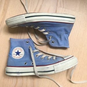 Converse - Blåa converse som är hemmafärgade, går att tvätta i 40 grader. Skorna är i fint skick! Fraktar för 63kr (spårbart) kontakta vid intresse!! budgivning pågår!! Just nu: 290kr