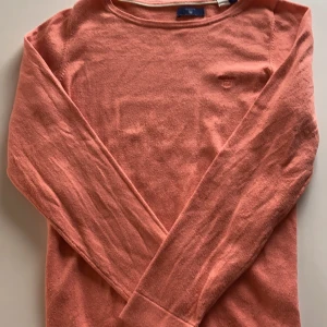 Gant - Är nått år gammalt och avsänt ett fåtal gånger. Och sitter jätte bra.