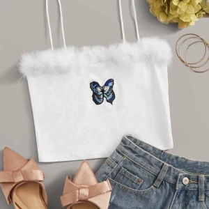 Gullig topp med fluff - Så jäkla fin och gullig topp med fjäril och fluff. Super trendig och fin ❤️🥰🥰 buda på alldrig använd