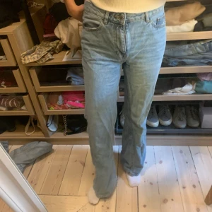 Jeans från Mango - Jeans från Mango är i bra skick använda ett fåtal gånger. Storlek 38, jag är 170 och längden är bra på mig. Pris 250 kr exklusive frakt. Kan skicka fler bilder vid intresse💓