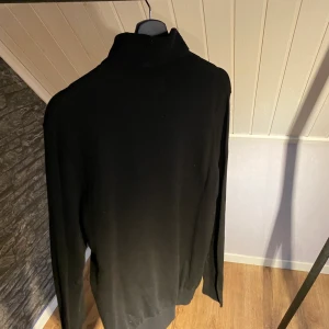 Polotröja - Tunn polotröja köpt på hm och den är använd en gång