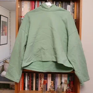 Grön hoodie från Weekday strl M - En grön lite croppad hoddie med vida ärmar. Storlek M och i 100% bomull. I bra skick. Köparen betalar frakten och betalning sker via swish