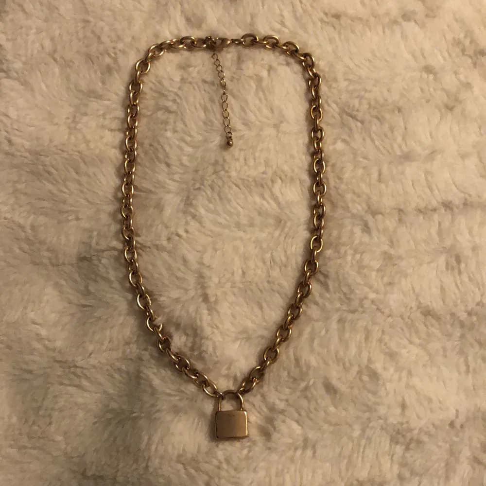 Säljer detta fina halsbandet sig det är det på grund av att jag inte använda halsband längre✨ använd ca två gånger och därför är det i mycket bra skick🌟. Asusteet.
