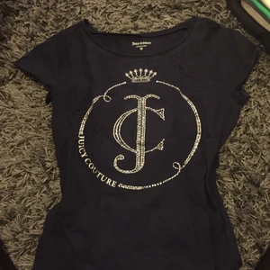  - Jättefin marinblå T-shirt från Juicy couture. Alla paljetter/ diamanter sitter kvar då jag inte använt den särskilt mycket. Storlek M