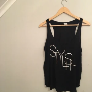  - Skönt linne från BikBok med trycket "stylish". Snygg och sällan använd. 
Köparen står för frakten 🌸