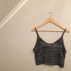  - Kort linne från HM i bomull. Stretchigt och behaglig att ha på sig! Sparsamt använd. 
Köparen står för frakten 🌸