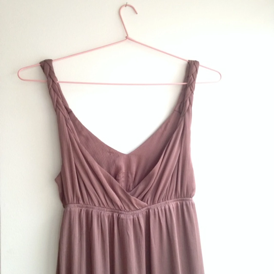 Långklänning i skirt lila-grått tyg. Använd en gång. Nypris 800 kr. Till anklarna. - 1381756865