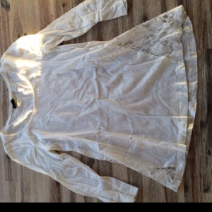  - Basic långärmad med spetsdetaljer på sidan. 